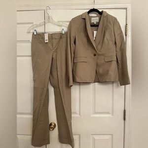 Women’s Banana Republic Tan Pants Suit. 10 Top. 6 Pants